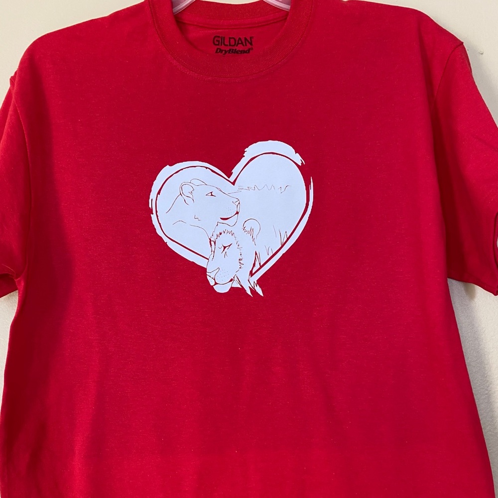 Short sleeved t-shirt with matte vinyl Lion decal